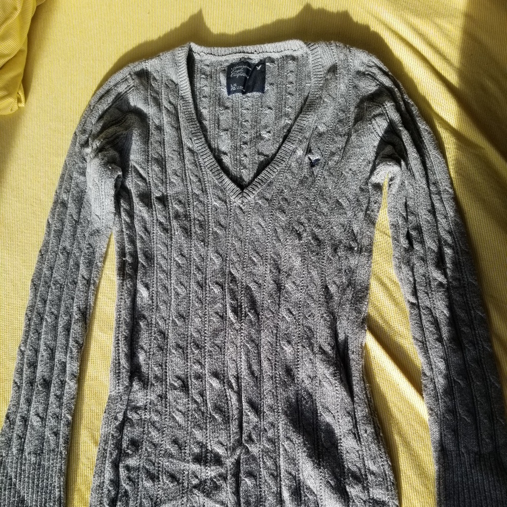 AE Gray cable knit sweater, Size Large